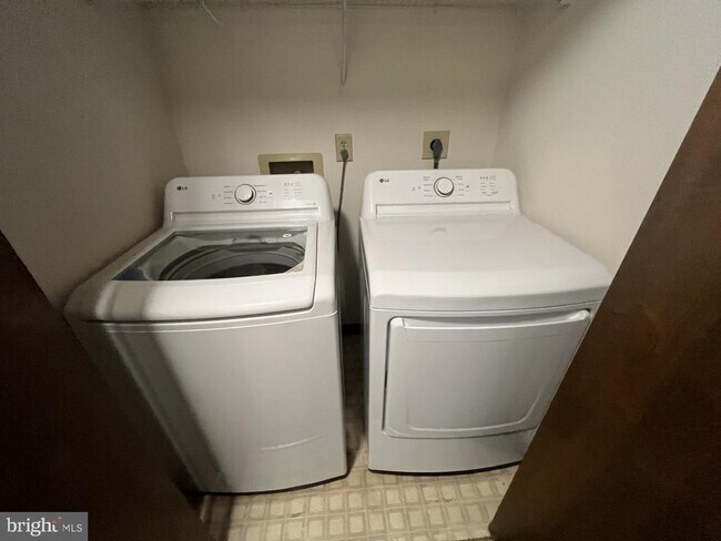 Building Photo - 5141 Pecan Dr