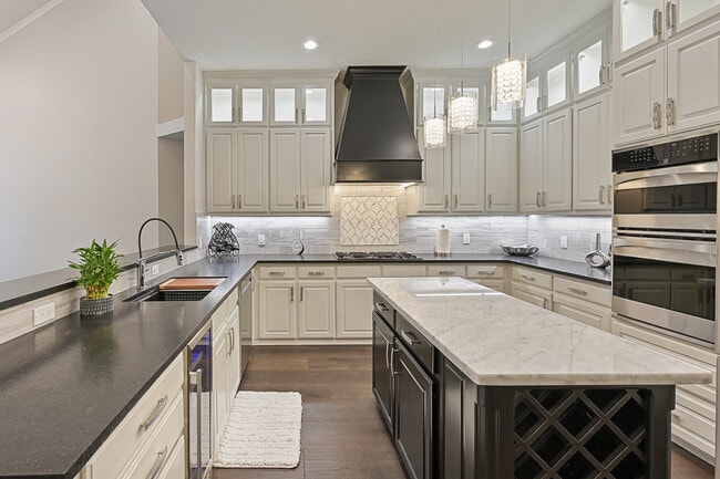 Building Photo - 711 Saratoga Dr