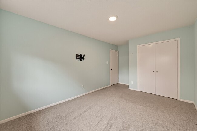 Building Photo - 22619 Old Church Ln
