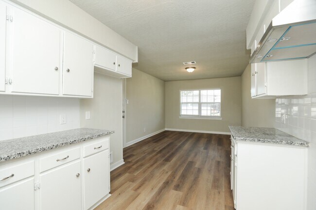 Building Photo - 631 Edgebrook Dr