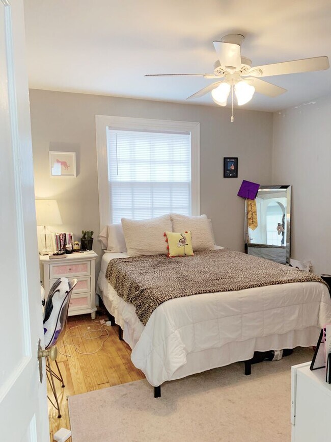 Building Photo - 3 Bedrooms 2 Full Bathrooms (one block fro...