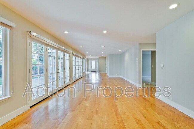 Building Photo - 261 Langton Ave