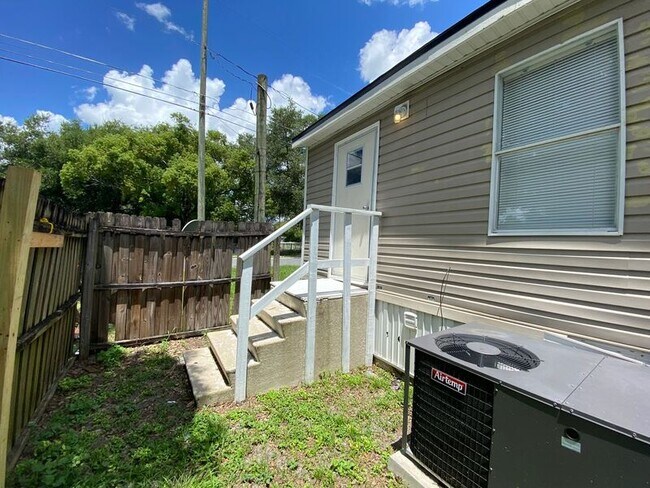 Building Photo - 1504 Carlisle Dr
