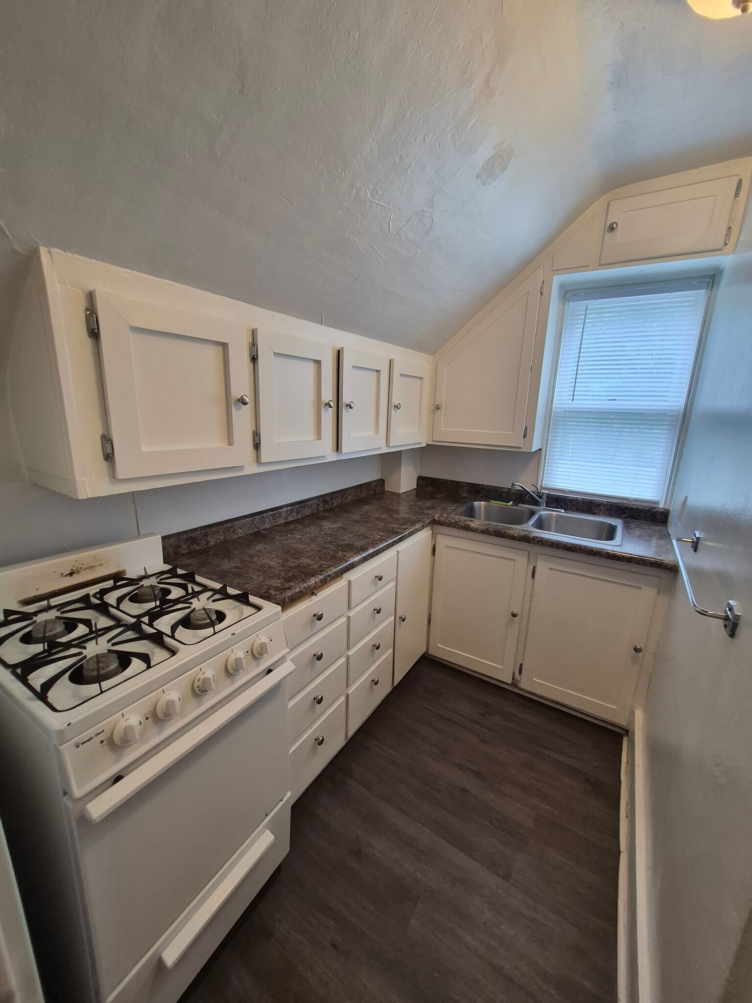 Kitchen - 307 15th St S