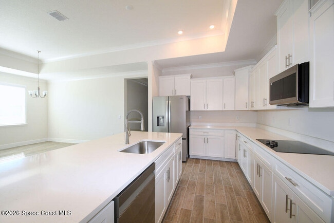 Building Photo - 657 Clearwater Ave