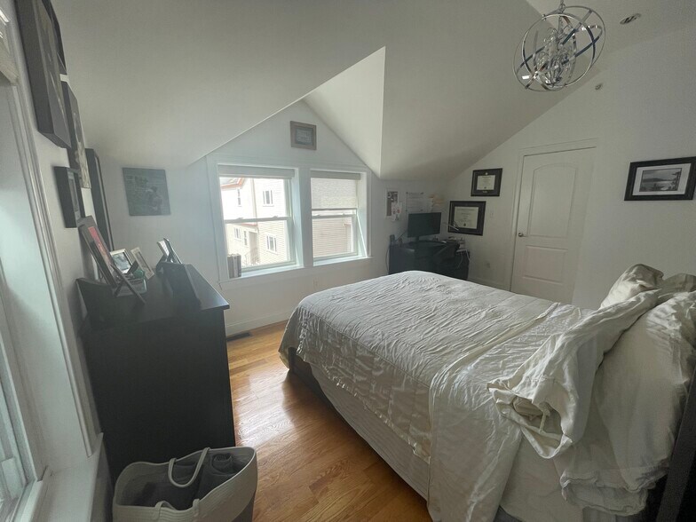 Master (2nd floor) - 11 Oakland St