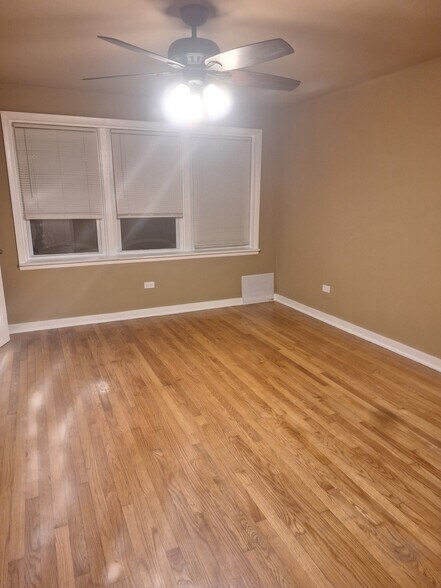 Living - 4546 S Rockwell St