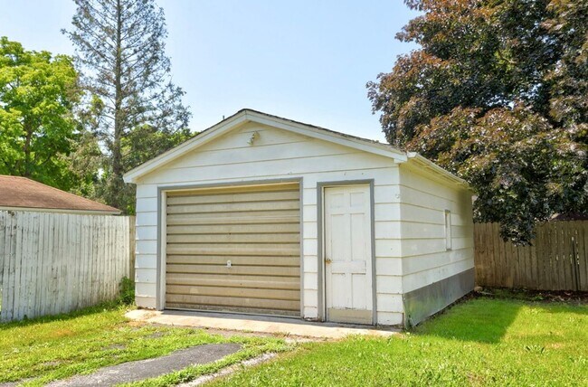Building Photo - Beautifully Renovated 2 Bed, 1 Bath Home for Rent!