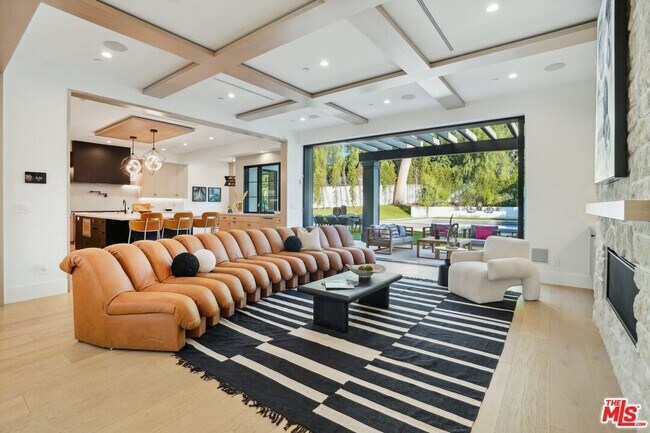 Building Photo - 5124 Calvin Ave