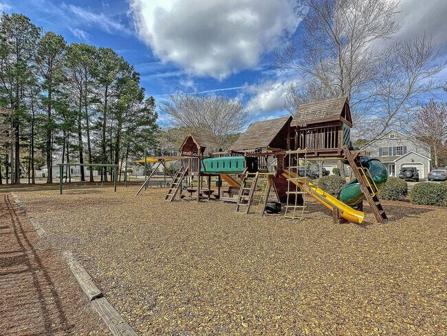 Building Photo - Easy, Modern Comfort in a Prime Charleston Location!
