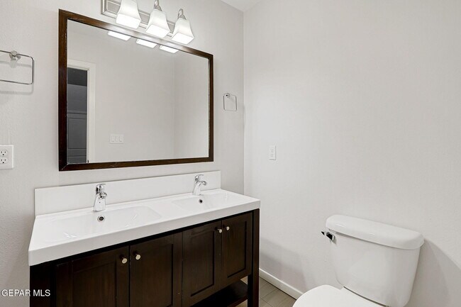 Building Photo - 4016 Camelot Heights Dr