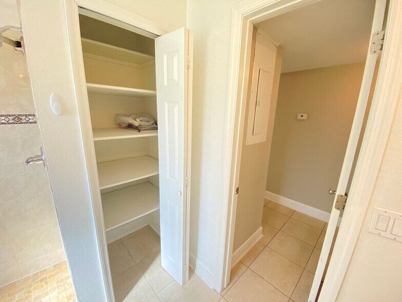 Building Photo - Available Now! 2/2 Bungalow near Downtown