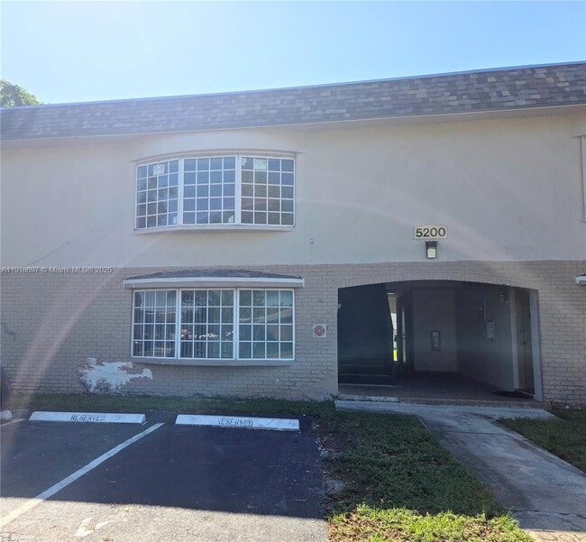 Building Photo - 5200 NW 18th Ct
