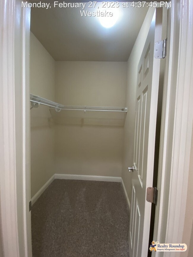 Building Photo - Pristine Condo with New Carpet and Dual Master Suites