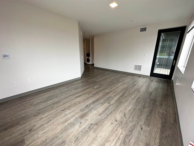 Building Photo - 409 Elm St