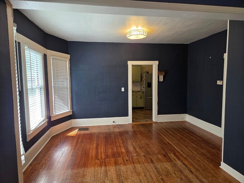 Dining - 905 E Holston Ave