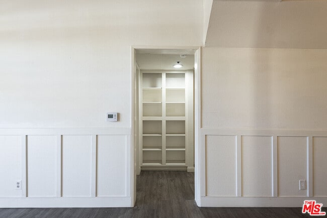 Building Photo - 13801 Oxnard St