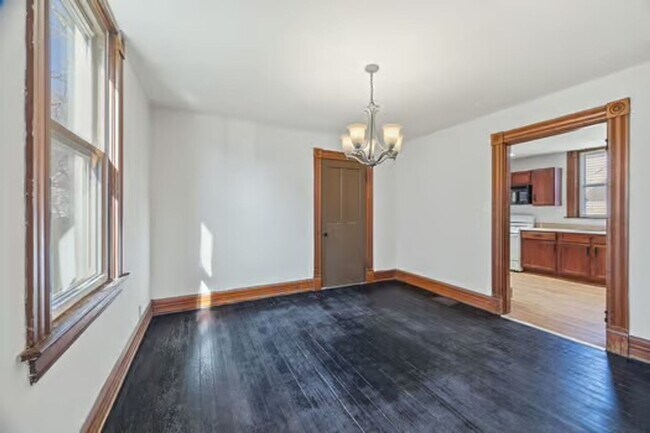 Building Photo - CHEVIOT:  Adorable 2+ bed 1.5 bath 2 story w 2 car garage