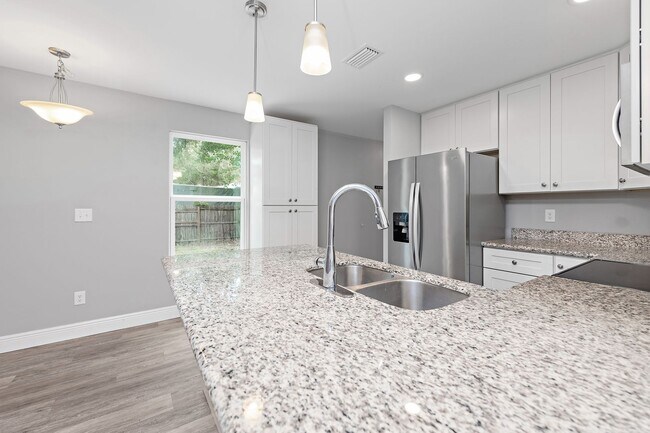 Building Photo - Charming 3-Bedroom Home in Pensacola – Clo...