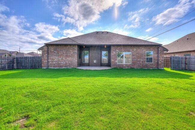 Building Photo - AVAILABLE THE END OF APRIL! 3 OR 4 BDRM, 2 BATHRM, 2 CAR & STORM SHELTER