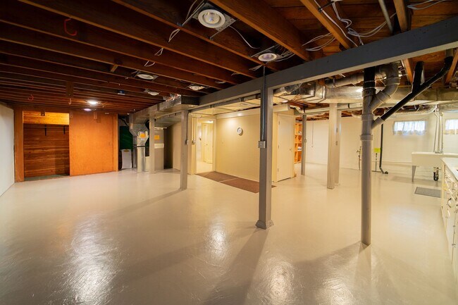 Building Photo - Charming and Well-Maintained Home in a Serene Neighborhood