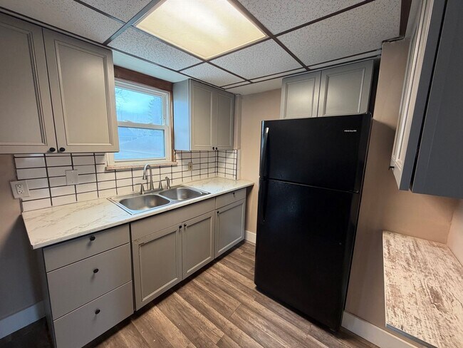 Building Photo - Charming 3-Bedroom Home with First-Floor Bedroom & Large Yard - PET FRIENDLY