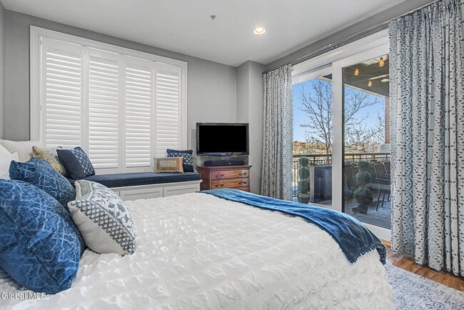 Building Photo - 87 Railroad Pl