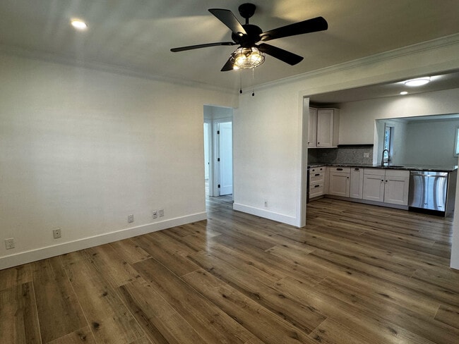 Building Photo - 204 SE 2nd Ave