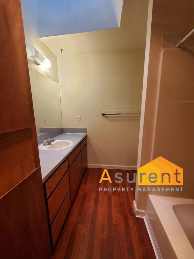 Building Photo - Charming 4-Plex 2 Bedroom 1 Bathroom Unit Available Soon!