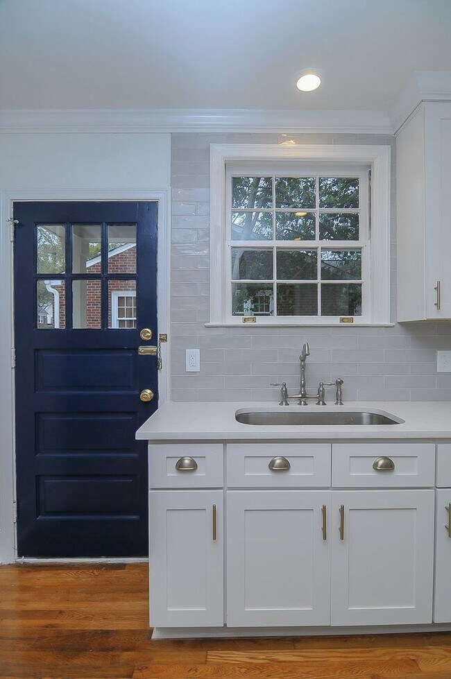 Building Photo - Beautiful 3 bedroom/2 bath house in highly desirable Shandon location! Available June 2026!