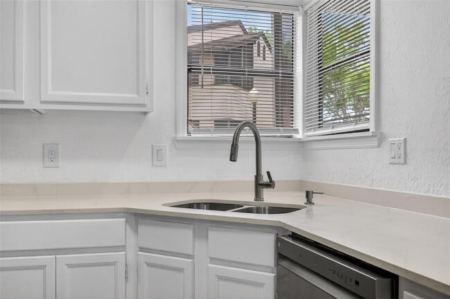 Building Photo - 2929 Antique Oaks Cir