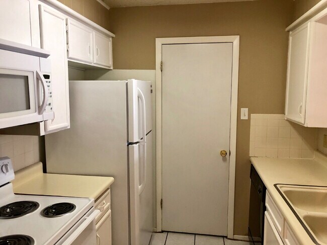 Building Photo - Spacious Townhouse close to TTU and medical.