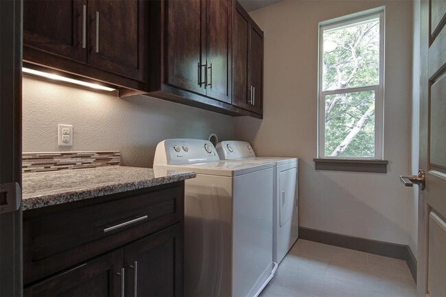 Building Photo - 923 E 37th St