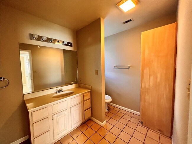 Building Photo - 1405 Ave L