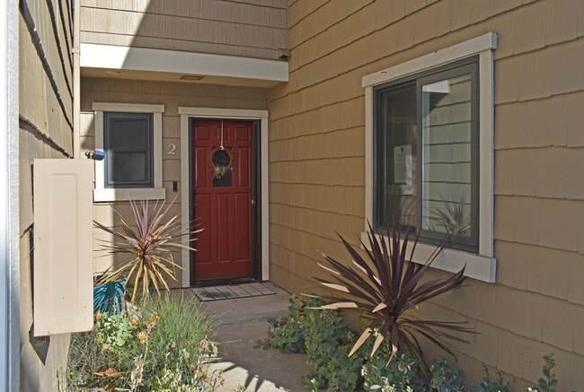 Building Photo - 407 W Pedregosa St