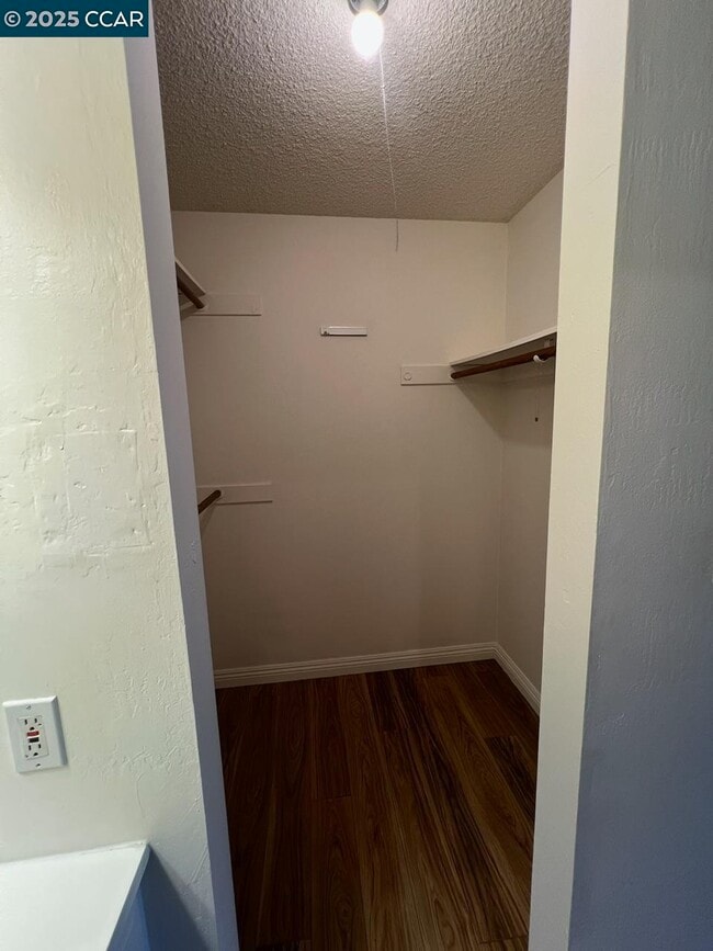 Building Photo - 438 Ridgeview Dr