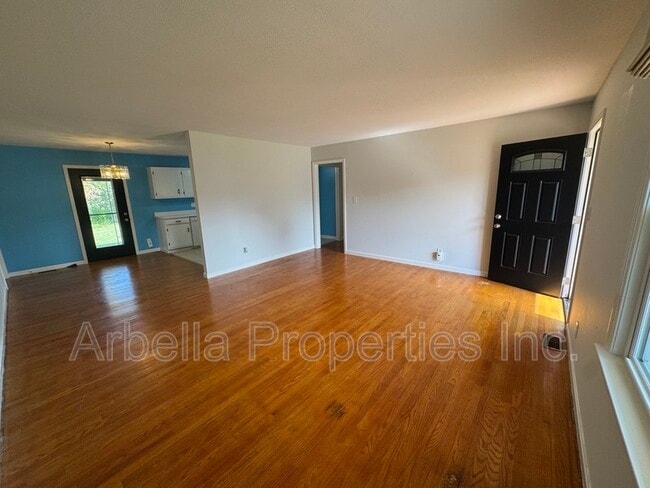 Building Photo - 1713 Seward Dr