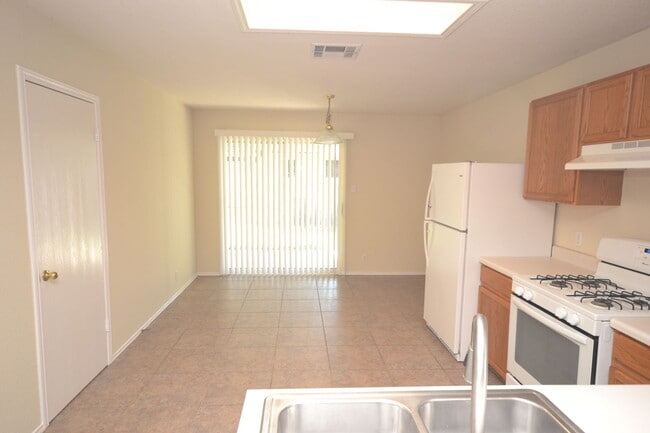 Building Photo - 3 Bedroom 2 Bath in Horizon Park