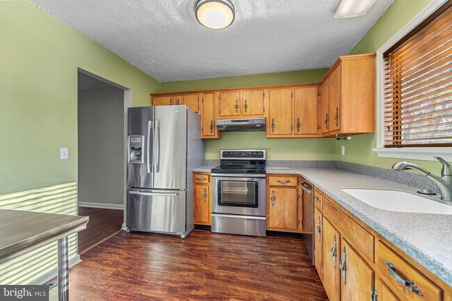Building Photo - Red Oak