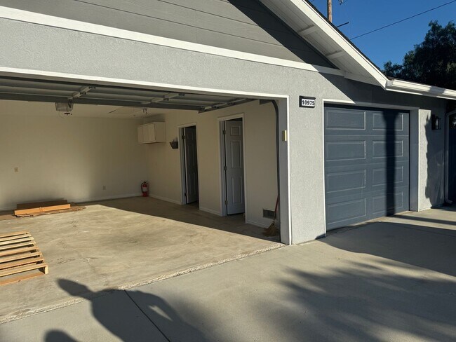 Building Photo - Spacious, updated and inviting