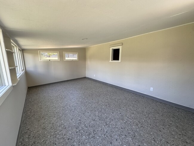 Building Photo - 930 N Fairview St