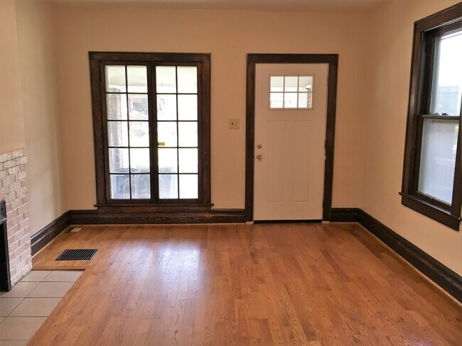 Building Photo - 431-433-433 E Tompkins St