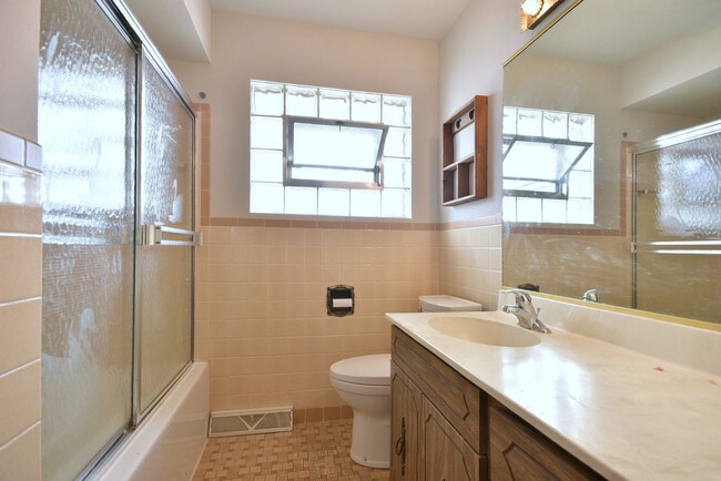 Building Photo - 8006 W Courtland Ave