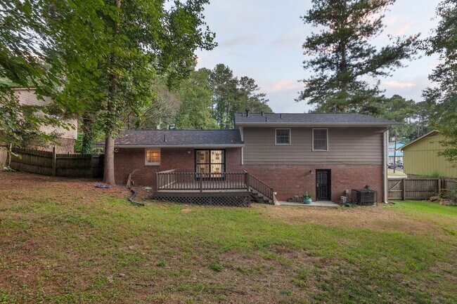 Building Photo - Spacious 3bd/2ba w/ 2 Car Garage and Large...