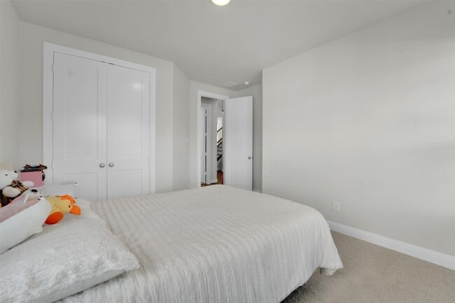 Building Photo - 3520 Helios Ln
