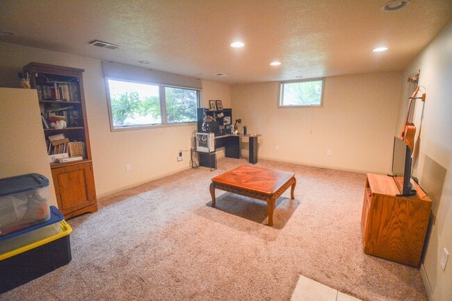 Building Photo - Fantastic 2 bed 2.5 bath Home In Cul-De-Sa...