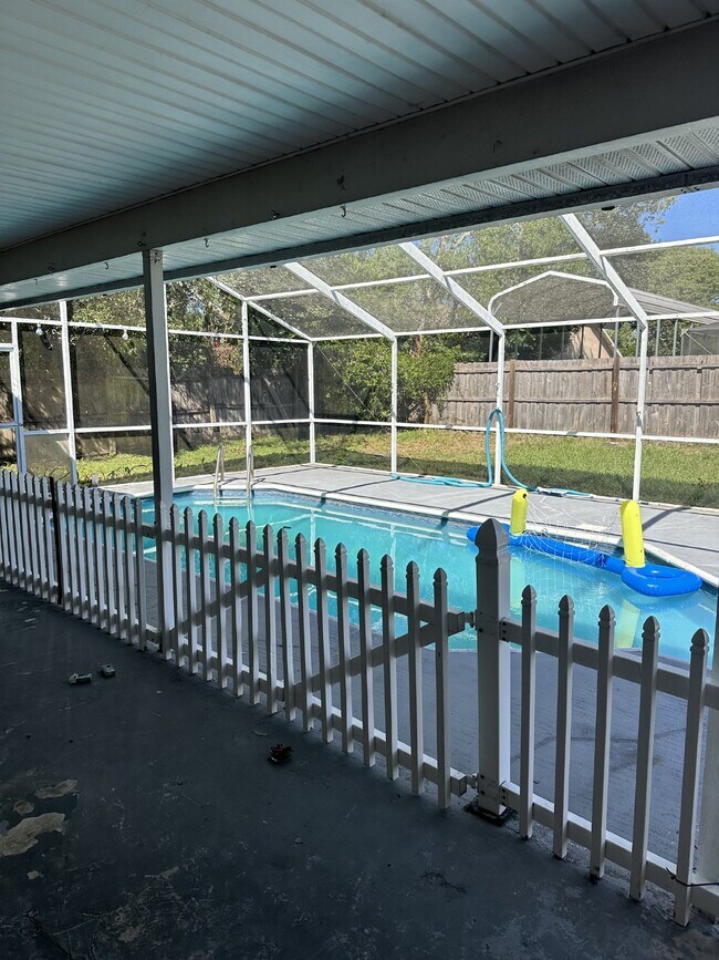 Building Photo - 5 Bedroom, 2 Bathroom Single Family Home F...
