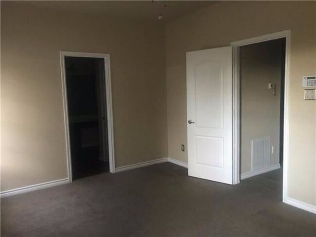 Building Photo - Great Townhome in Prime Locaton