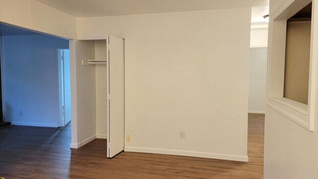 Building Photo - Freshly renovated, bright, and spacious, o...