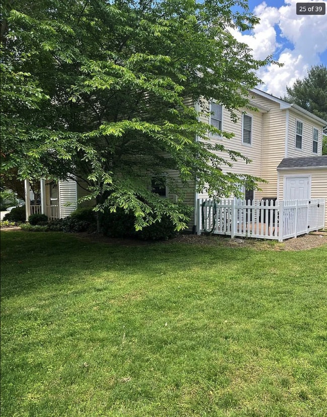 Building Photo - "Charming 2-Bedroom Retreat in Franklin with 1.5 Baths and Cozy 1244 Sq Ft Layout!"